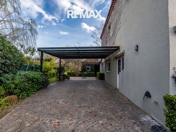 Venta casa 5 dorm Ayres de Pilar al Parque Central