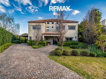 Venta casa 5 dorm Ayres de Pilar al Parque Central