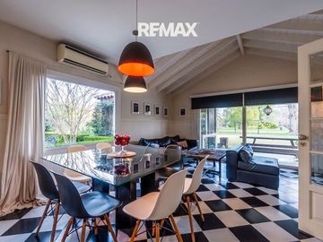 Venta casa 5 dorm Ayres de Pilar al Parque Central