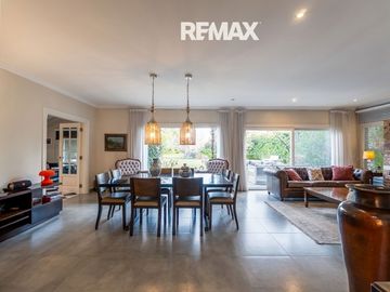 Venta casa 5 dorm Ayres de Pilar al Parque Central