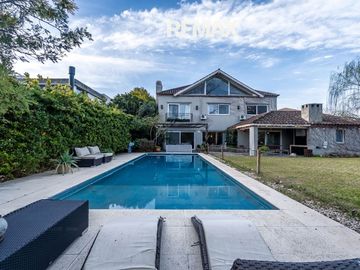 Venta casa 5 dorm Ayres de Pilar al Parque Central