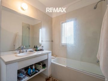 Venta casa 5 dorm Ayres de Pilar al Parque Central