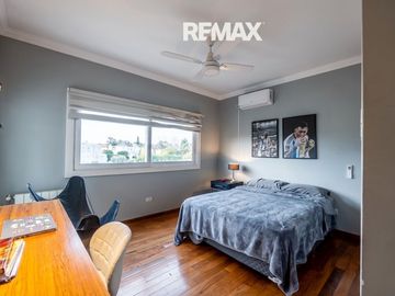 Venta casa 5 dorm Ayres de Pilar al Parque Central