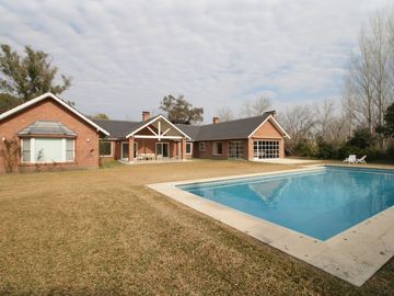 CASA EN VENTA, ALTOS DE PILAR. PILAR