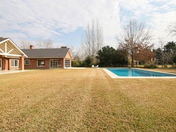 CASA EN VENTA, ALTOS DE PILAR. PILAR
