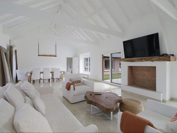 CASA EN VENTA, ALTOS DE PILAR. PILAR