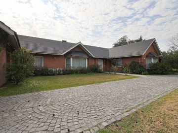 CASA EN VENTA, ALTOS DE PILAR. PILAR