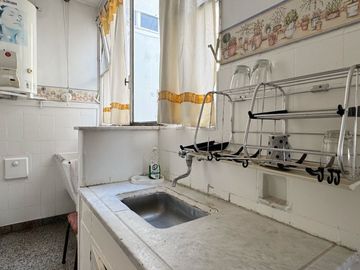 VENTA DPTO 3 AMB CON DEPENDENCIA BALCÓN EN FLORES