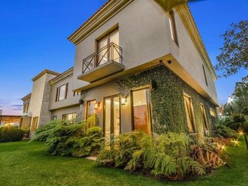 EN VENTA CASA AMUEBLADA EN LOMAS COUNTRY