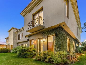 EN VENTA CASA AMUEBLADA EN LOMAS COUNTRY