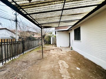 Casa en arriendo c/ estacionamiento en Rojas Magallanes