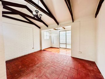 Casa en arriendo c/ estacionamiento en Rojas Magallanes
