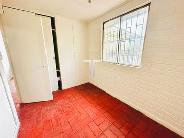 Casa en arriendo c/ estacionamiento en Rojas Magallanes