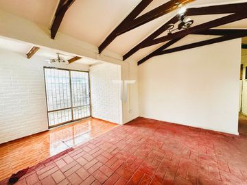 Casa en arriendo c/ estacionamiento en Rojas Magallanes