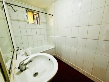 Casa en arriendo c/ estacionamiento en Rojas Magallanes