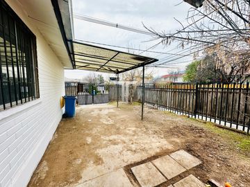 Casa en arriendo c/ estacionamiento en Rojas Magallanes