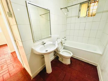 Casa en arriendo c/ estacionamiento en Rojas Magallanes