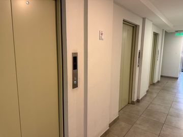 Amplio departamento, vista despejada, 1 E 1 B