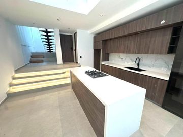 CASA EN ARRIENDO UBICADA EN MEDELLÍN POR EL SECTOR POBLADO
