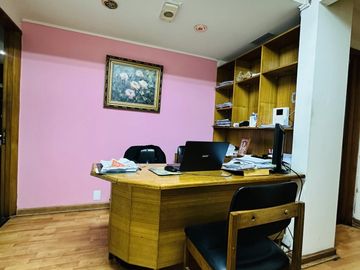 OFICINA 3 PRIVADOS + 2 BAÑOS - HUÉRFANOS CON BANDERA