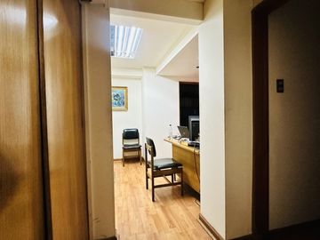OFICINA 3 PRIVADOS + 2 BAÑOS - HUÉRFANOS CON BANDERA