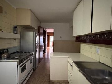Beruti  al 3800 y República Arabe Siria. Piso. Sup 157 m2. Balcón al frente. Cochera