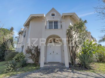 Casa en lote central