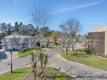 Casa en lote central