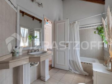 Casa en lote central