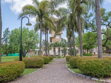 Casa en lote central
