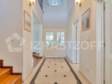 Casa en lote central