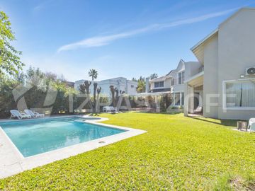 Casa en lote central