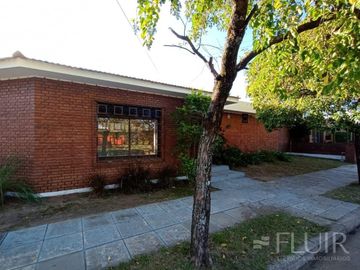 Casa 3 Dormitorios en Venta en Cerro de las RosaS Apta Crédito-Cocheras-Patio-Parrilla