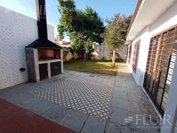 Casa 3 Dormitorios en Venta en Cerro de las RosaS Apta Crédito-Cocheras-Patio-Parrilla