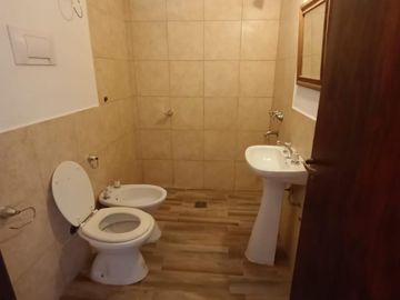 Casa 3 Dormitorios en Venta en Cerro de las RosaS Apta Crédito-Cocheras-Patio-Parrilla