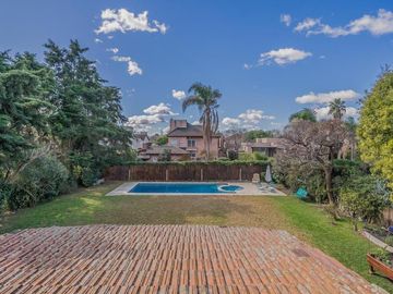 VENTA CASA ESTILO CANADIENSE CON PILETA CLIMATIZADA BARRIO CERRADO LA TRANQUERA PILAR