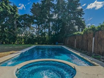 VENTA CASA ESTILO CANADIENSE CON PILETA CLIMATIZADA BARRIO CERRADO LA TRANQUERA PILAR