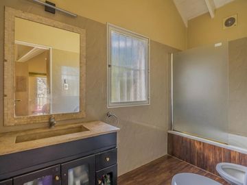 VENTA CASA ESTILO CANADIENSE CON PILETA CLIMATIZADA BARRIO CERRADO LA TRANQUERA PILAR