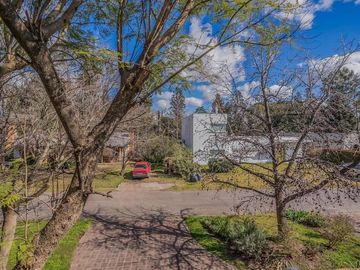 VENTA CASA ESTILO CANADIENSE CON PILETA CLIMATIZADA BARRIO CERRADO LA TRANQUERA PILAR