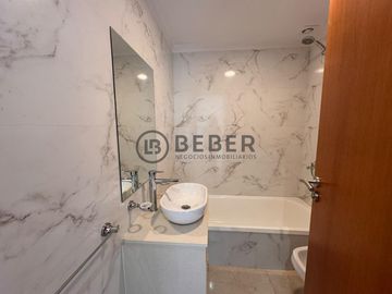 En venta tres ambientes con balcon, La Perla