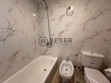En venta tres ambientes con balcon, La Perla
