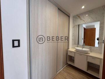 En venta tres ambientes con balcon, La Perla