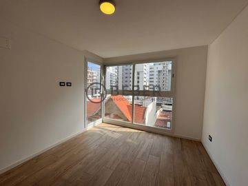 En venta tres ambientes con balcon, La Perla