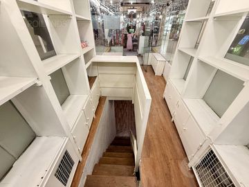 Góndola comercial en alquiler en Galería Flores Center