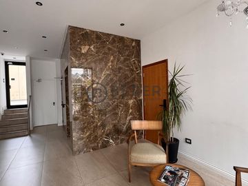En venta dos ambientes a la calle con balcon, La Perla