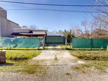 Casa en Venta de 3 Ambientes en Villa Rosa con Jardín