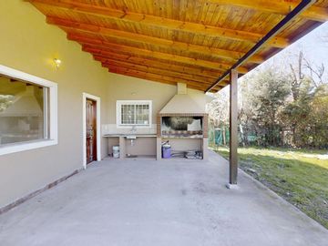 Casa en Venta de 3 Ambientes en Villa Rosa con Jardín