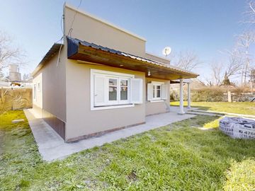 Casa en Venta de 3 Ambientes en Villa Rosa con Jardín
