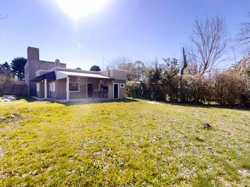 Casa en Venta de 3 Ambientes en Villa Rosa con Jardín