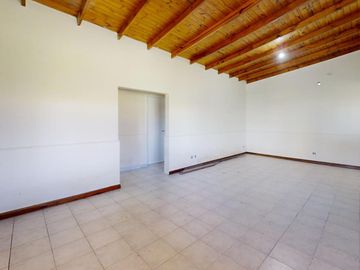 Casa en Venta de 3 Ambientes en Villa Rosa con Jardín